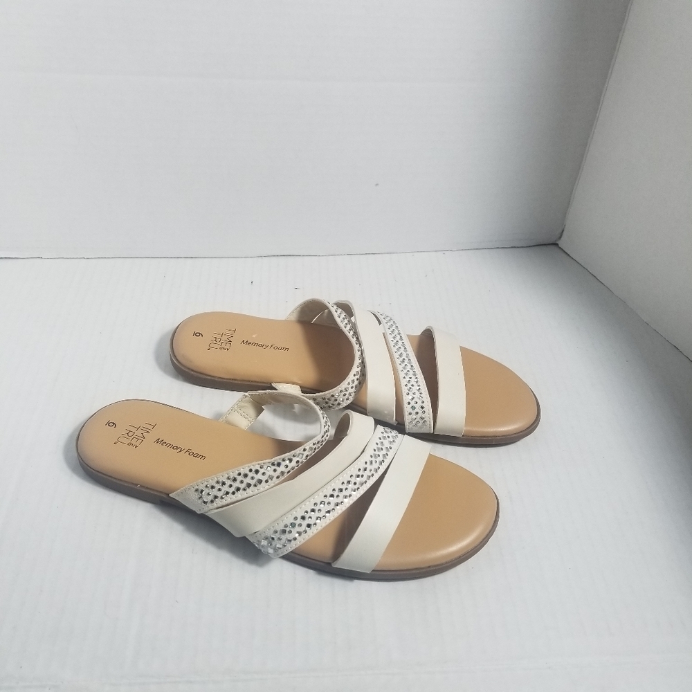 TIME AND TRU CREAMY SANDALS WITH GEMS SIZE 6